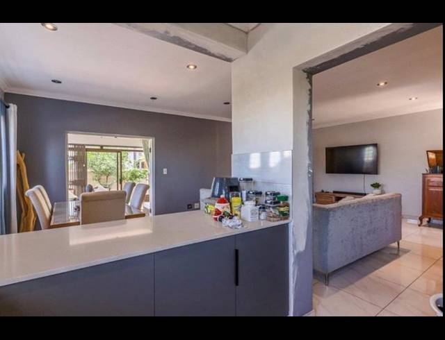 3 BEDROOM PROPERTY TO RENT IN PINESLOPES